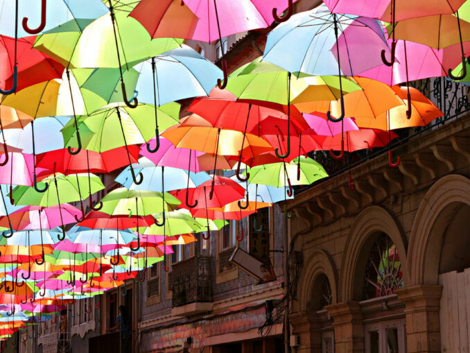 Agueda – kolorowe niebo z parasolek
