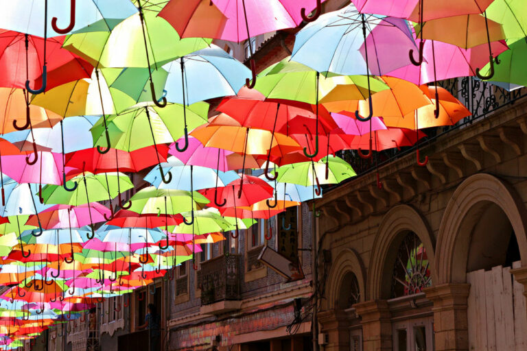 Agueda – kolorowe niebo z parasolek