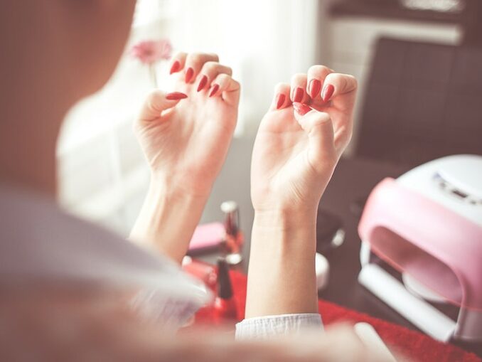 O czym świadczą pofalowane paznokcie?