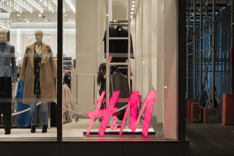 H&M ogłasza wielką wyprzedaż. Kiedy i jak z niej skorzystać?