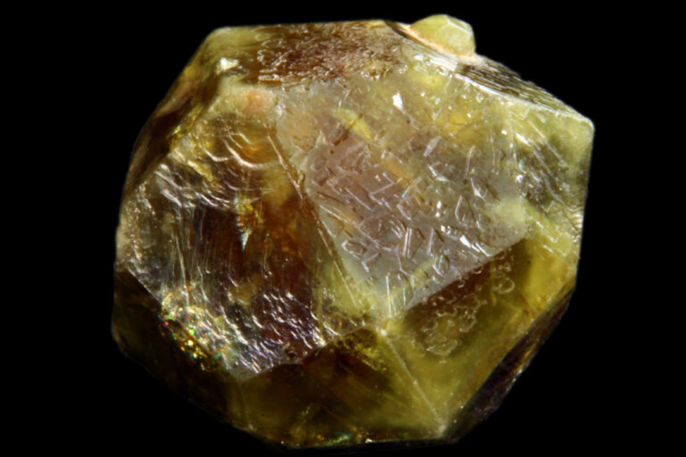 Granat – rodzaje, właściwości i symbolika kamienia granatu