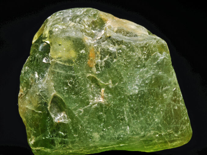 Chryzolit (Oliwin) – magiczne właściwości kamienia szlachetnego