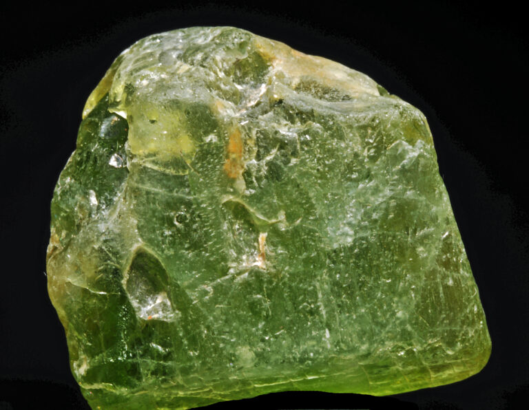 Chryzolit (Oliwin) – magiczne właściwości kamienia szlachetnego