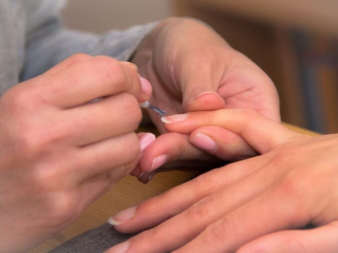 Jak zrobić paznokcie żelowe ombre? Modne propozycje