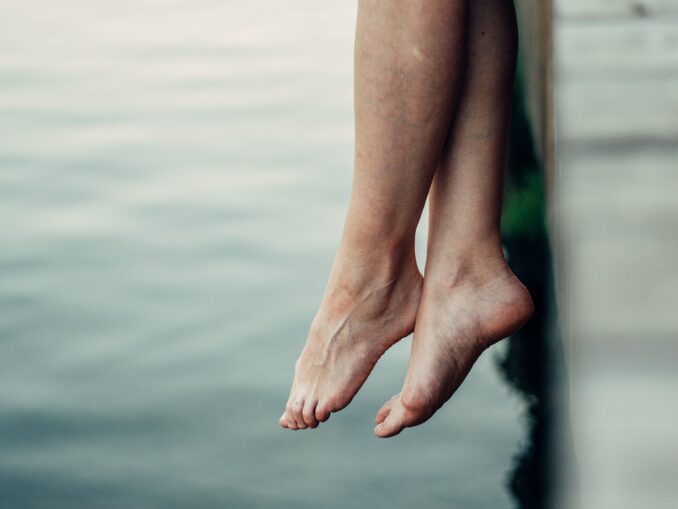 Pękające naczynka na nogach – przyczyny, zapobieganie, leczenie
