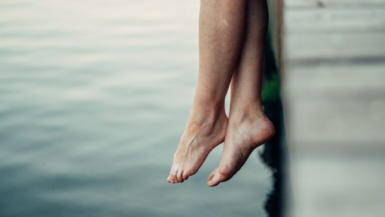 Pękające naczynka na nogach – przyczyny, zapobieganie, leczenie
