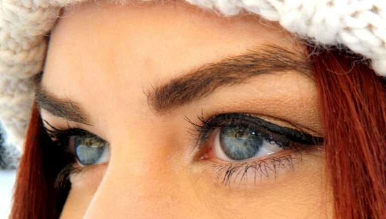 Jaki kolor włosów pasuje do niebieskich oczu?