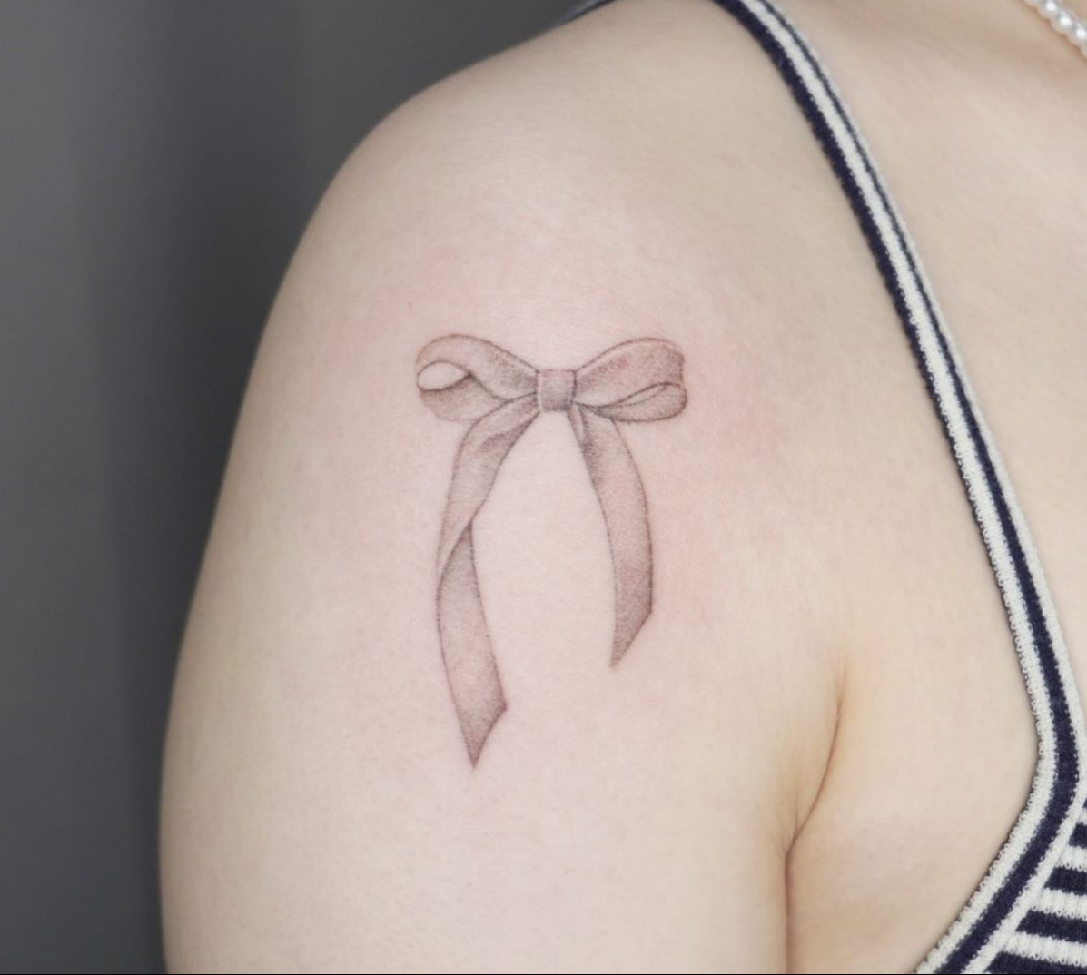 Tatuaż kokardka (lub wstążka) – znaczenie i inspiracje